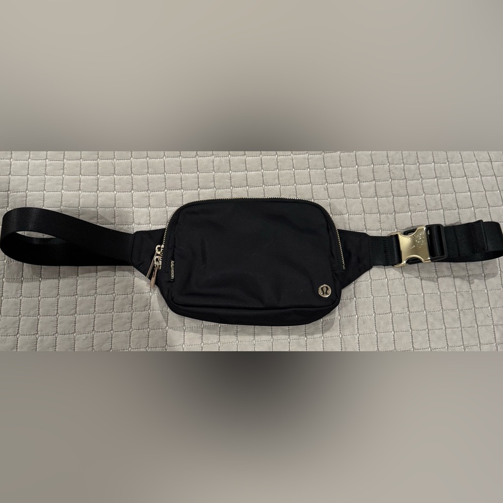 Lululemon Everywhere belt bag 2L - Picture 2 of 7